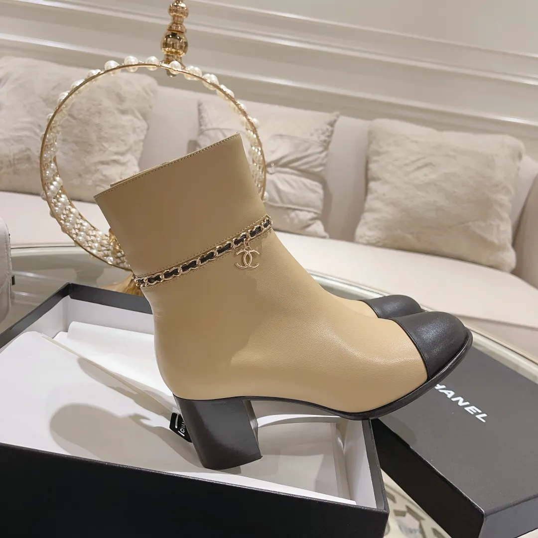 👟👟Ex-factory price 700👟👟 2025 Xiaoxiang chanel high quality counter grade 𝙎𝙡𝙞𝙣𝙜-𝙗𝙖𝙘𝙠🌈〰͏ chanelaa® Xiaoxiang new chain ⛓️slimming short boots Top purchasing level rare items are new 🍾👟👟 ━━━━━ ЅᏇєєt ━━━━━ 🍒 Upper: Italian imported calfskin ➕ Chanel’s unique chain element Lining: Imported comfortable and soft sheepskin lining for foot pads Outsole: Exclusive molding of Italian imported genuine leather outsole Color: Black/White/Apricot Size: 34 to 40 (34, 41, 42 are customized and non-returnable and non-exchangeable) Packaging: The latest full set of packaging from the counter shoe industry